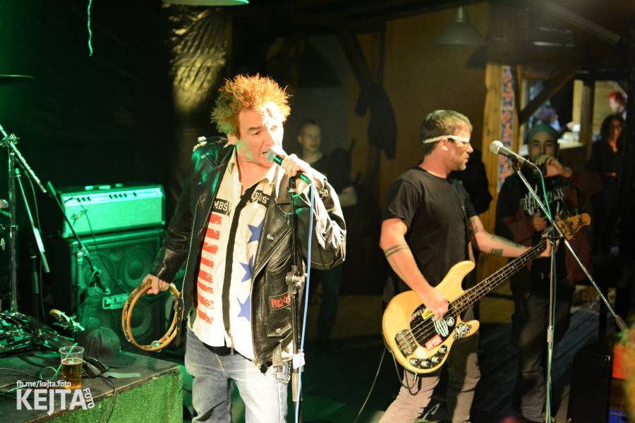 Punkový Číro Fest: Přehlídka barevných vlasů pokračovala i druhý den. Hráli Plexis nebo S-T-K