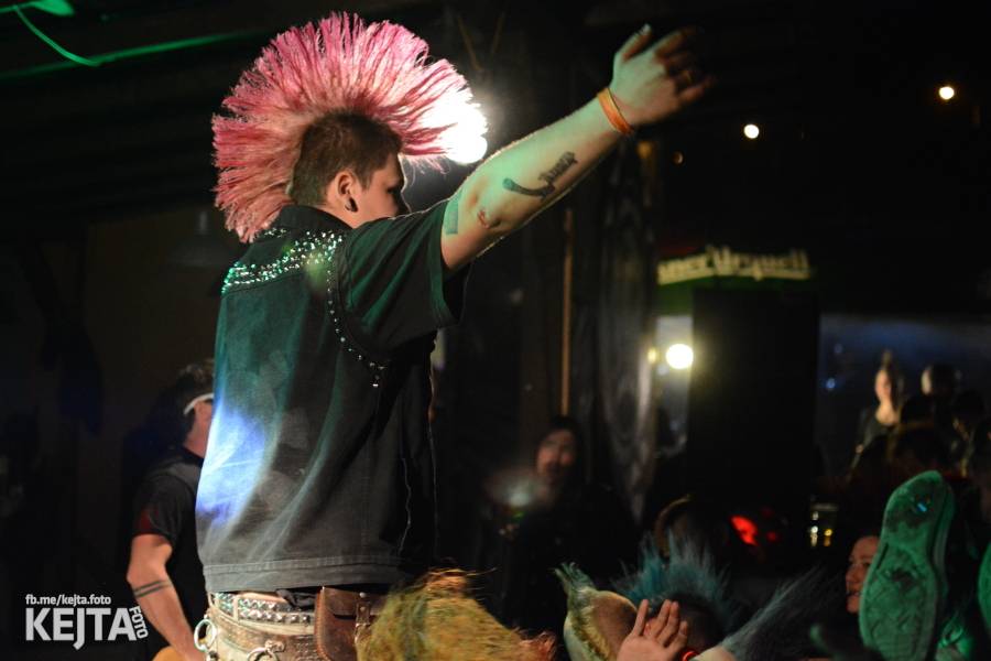 Punkový Číro Fest: Přehlídka barevných vlasů pokračovala i druhý den. Hráli Plexis nebo S-T-K