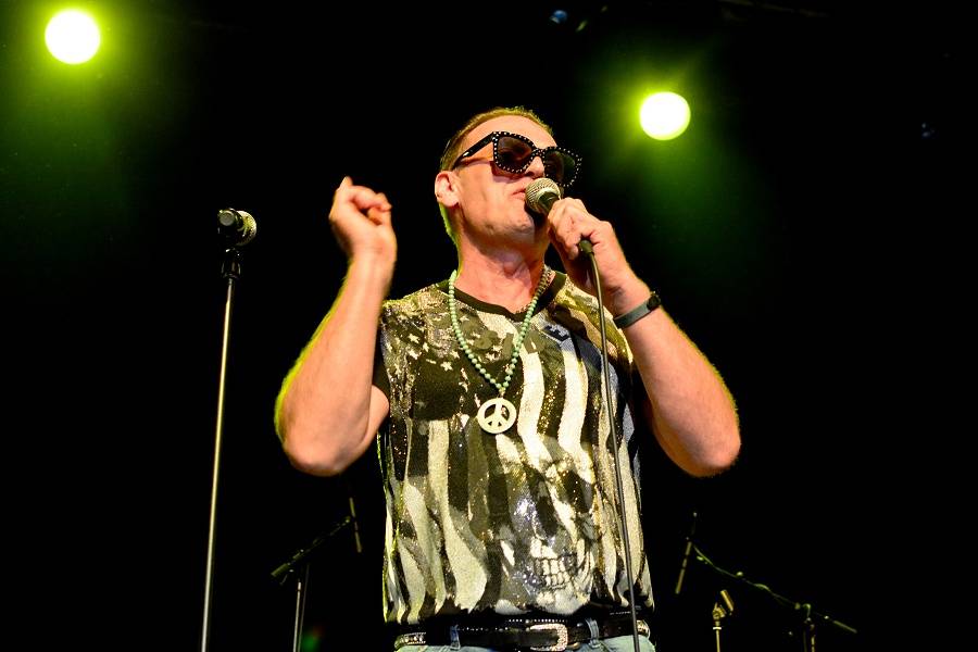 J.A.R. v Brně dostali dav do varu. Zpívali o hubnutí i superpéru