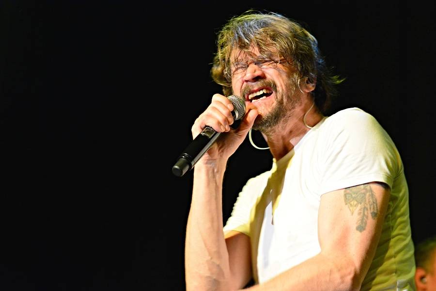 J.A.R. v Brně dostali dav do varu. Zpívali o hubnutí i superpéru