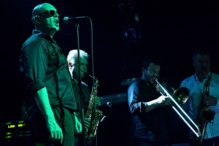 J.A.R. v Brně dostali dav do varu. Zpívali o hubnutí i superpéru