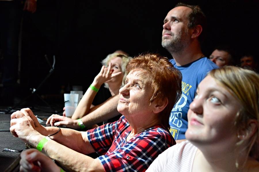 J.A.R. v Brně dostali dav do varu. Zpívali o hubnutí i superpéru