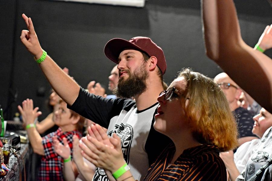 J.A.R. v Brně dostali dav do varu. Zpívali o hubnutí i superpéru