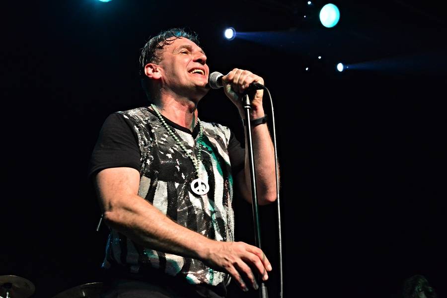 J.A.R. v Brně dostali dav do varu. Zpívali o hubnutí i superpéru