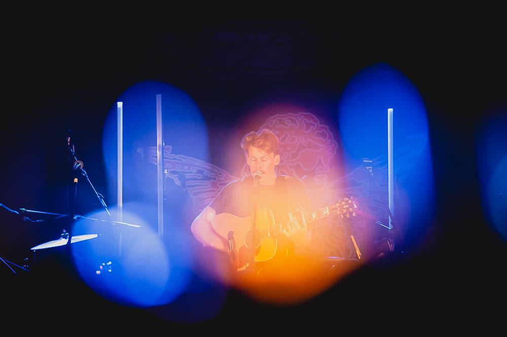 Walking On Cars předvedli strhující jízdu ve vyprodaném Rock Café