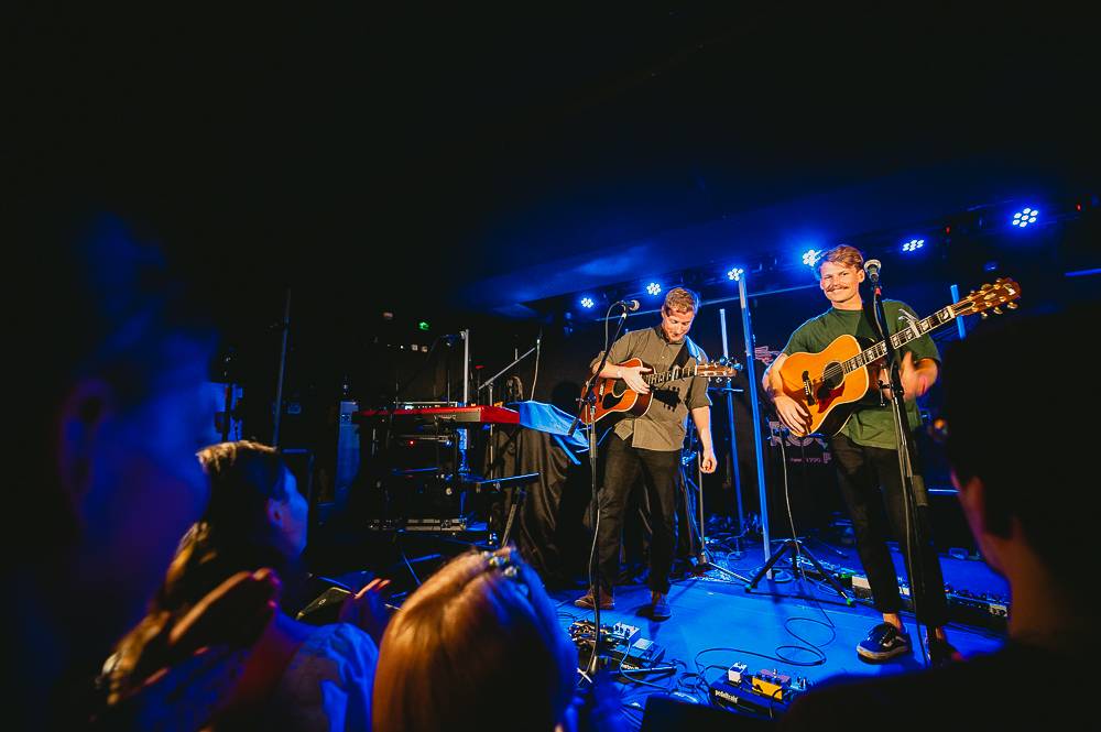 Walking On Cars předvedli strhující jízdu ve vyprodaném Rock Café