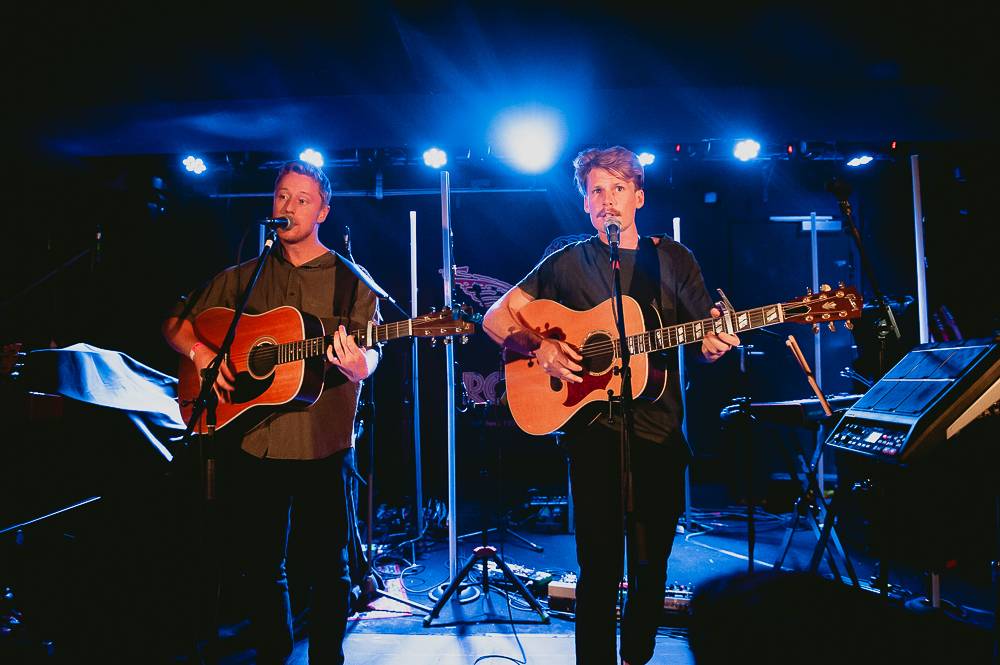 Walking On Cars předvedli strhující jízdu ve vyprodaném Rock Café