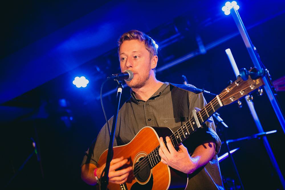 Walking On Cars předvedli strhující jízdu ve vyprodaném Rock Café