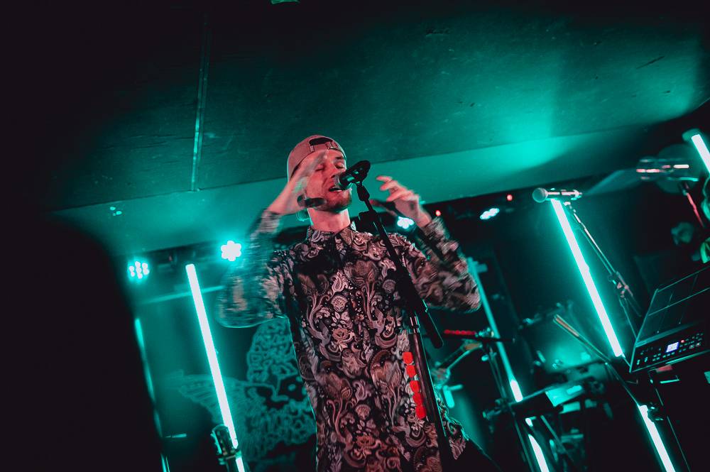 Walking On Cars předvedli strhující jízdu ve vyprodaném Rock Café