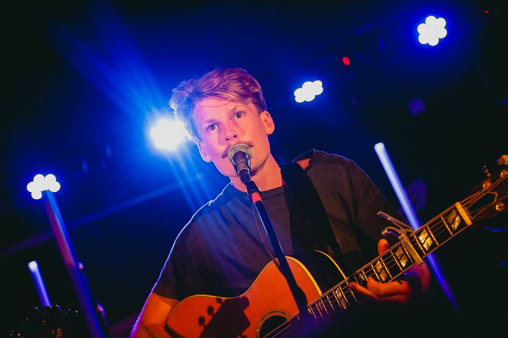 Walking On Cars předvedli strhující jízdu ve vyprodaném Rock Café