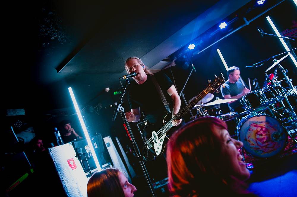 Walking On Cars předvedli strhující jízdu ve vyprodaném Rock Café