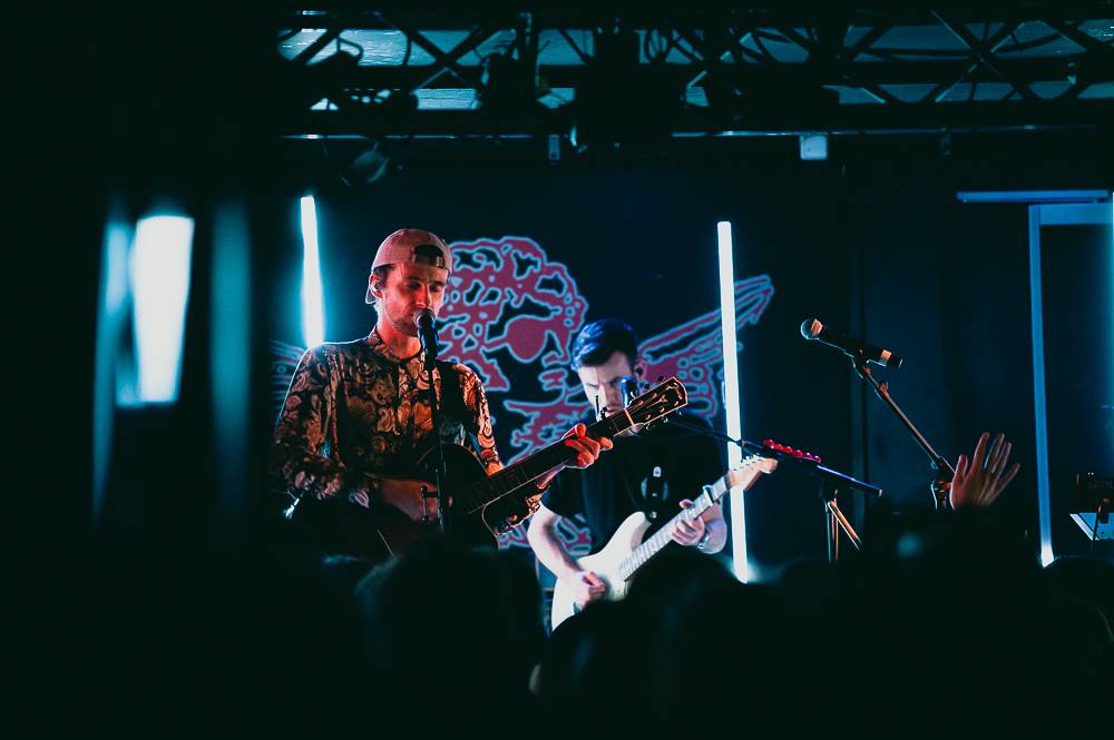Walking On Cars předvedli strhující jízdu ve vyprodaném Rock Café