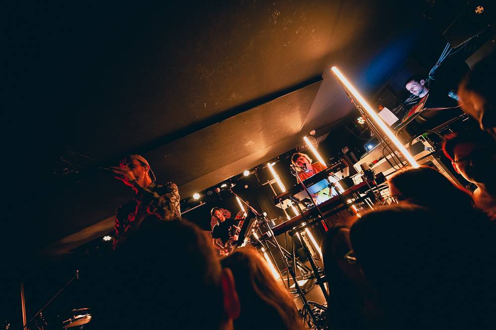 Walking On Cars předvedli strhující jízdu ve vyprodaném Rock Café