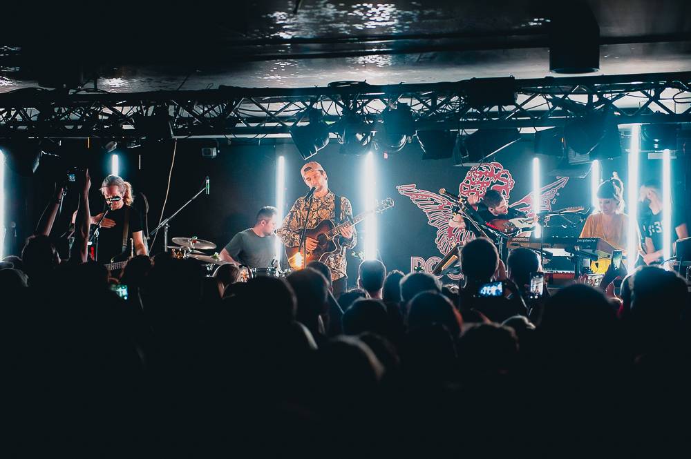 Walking On Cars předvedli strhující jízdu ve vyprodaném Rock Café