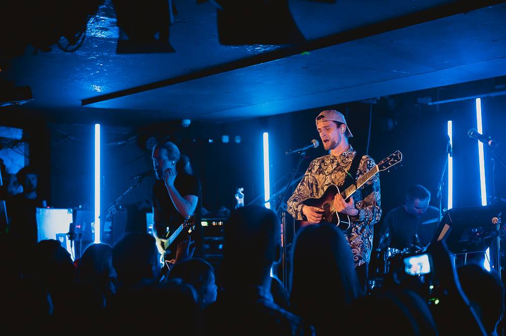 Walking On Cars předvedli strhující jízdu ve vyprodaném Rock Café