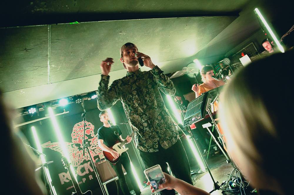 Walking On Cars předvedli strhující jízdu ve vyprodaném Rock Café