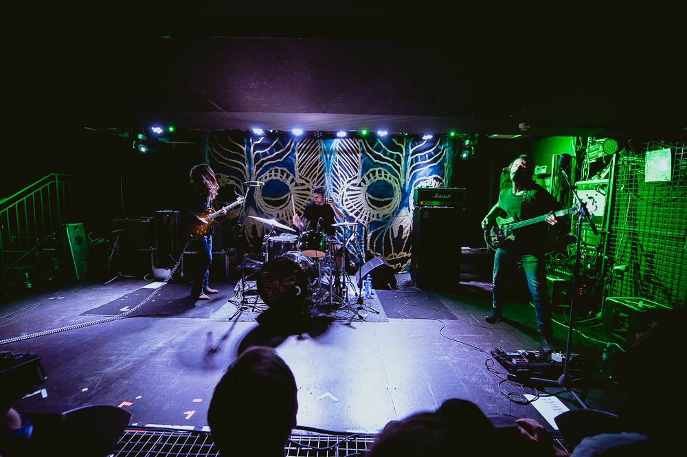 All Them Witches obstarali v Rock Café pomyslné pálení čarodějnic
