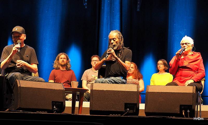 Bobby McFerrin si ve Foru Karlín vyslechl zasloužené ovace. 