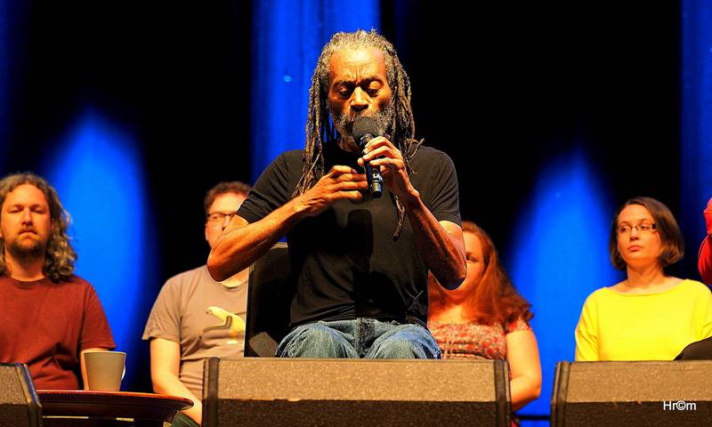 Bobby McFerrin si ve Foru Karlín vyslechl zasloužené ovace. 