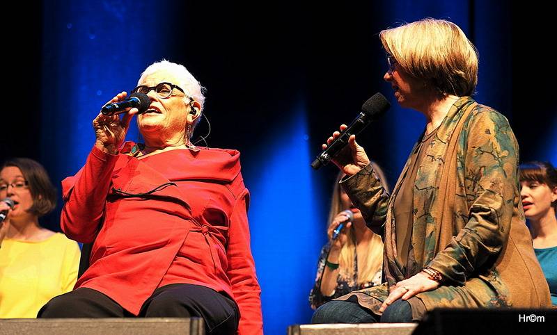 Bobby McFerrin si ve Foru Karlín vyslechl zasloužené ovace. 