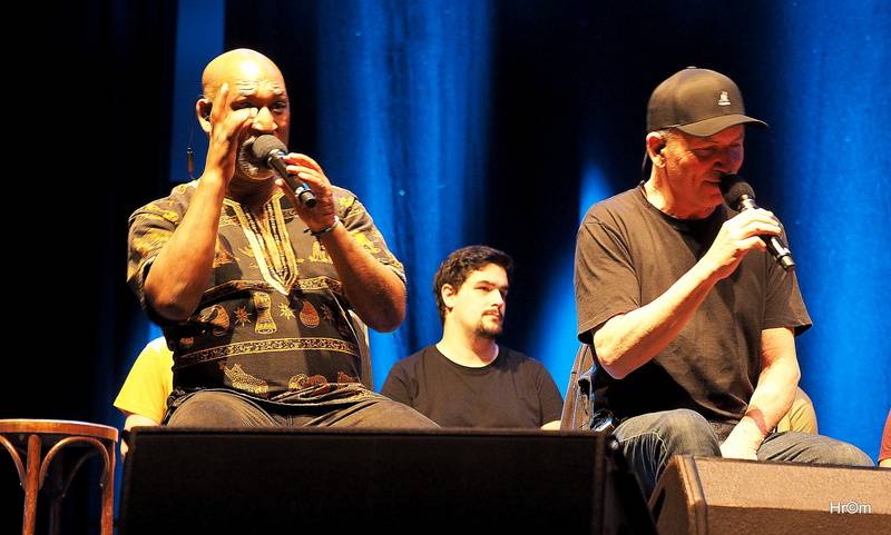 Bobby McFerrin si ve Foru Karlín vyslechl zasloužené ovace. 