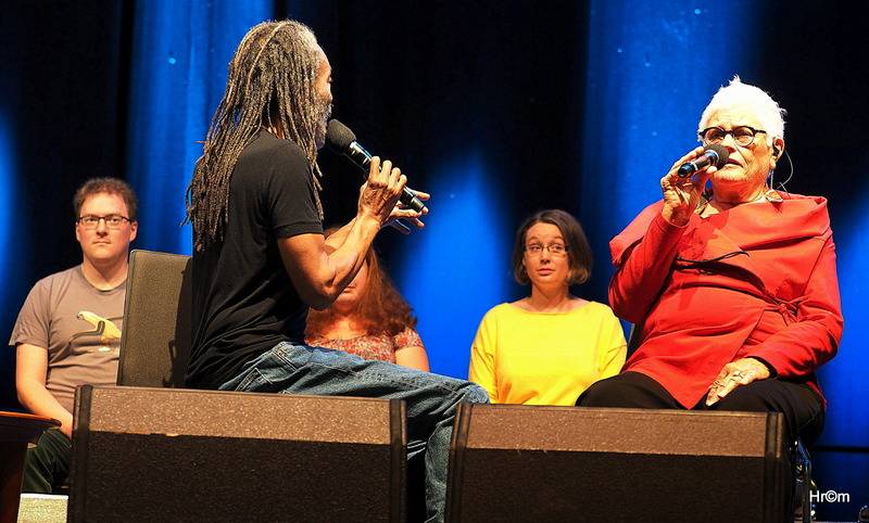 Bobby McFerrin si ve Foru Karlín vyslechl zasloužené ovace. 