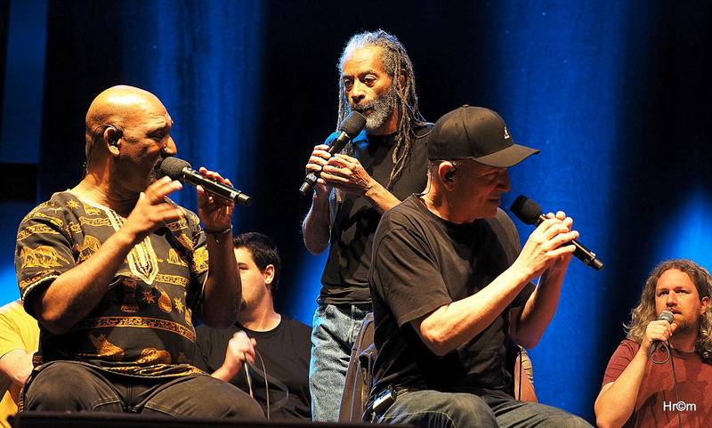 Bobby McFerrin si ve Foru Karlín vyslechl zasloužené ovace. 