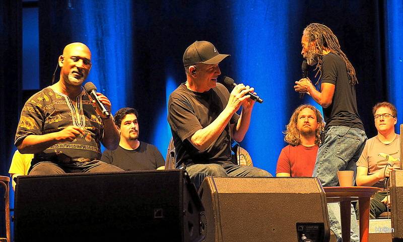 Bobby McFerrin si ve Foru Karlín vyslechl zasloužené ovace. 