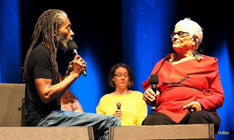 Bobby McFerrin si ve Foru Karlín vyslechl zasloužené ovace. 