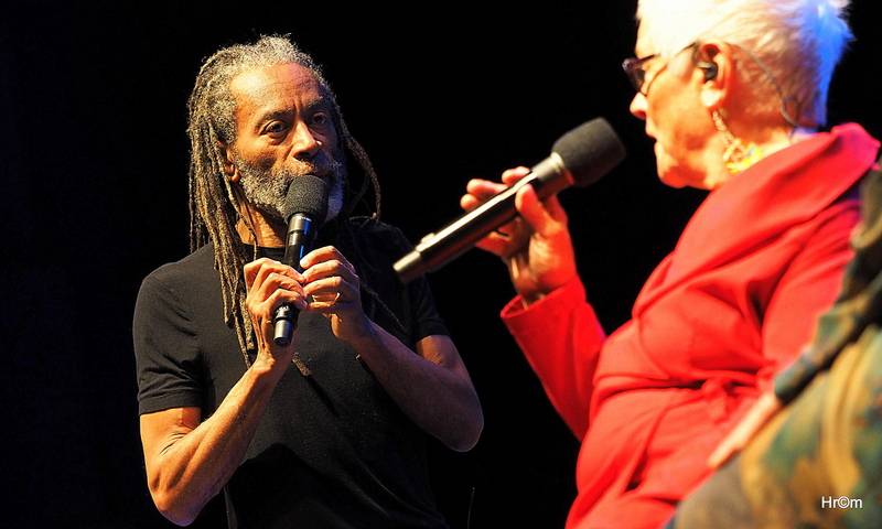 Bobby McFerrin si ve Foru Karlín vyslechl zasloužené ovace. 