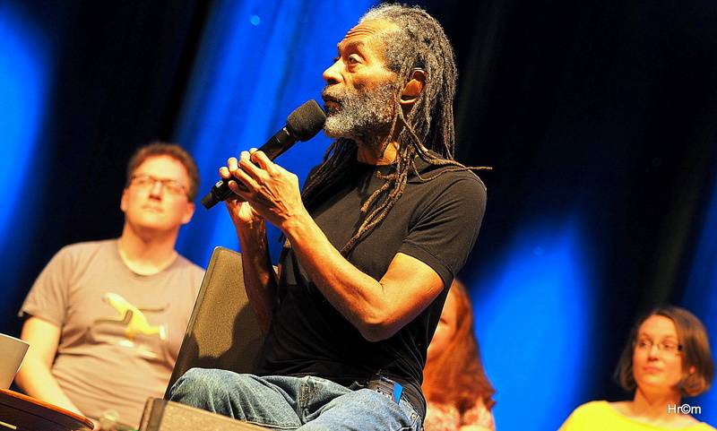 Bobby McFerrin si ve Foru Karlín vyslechl zasloužené ovace. 