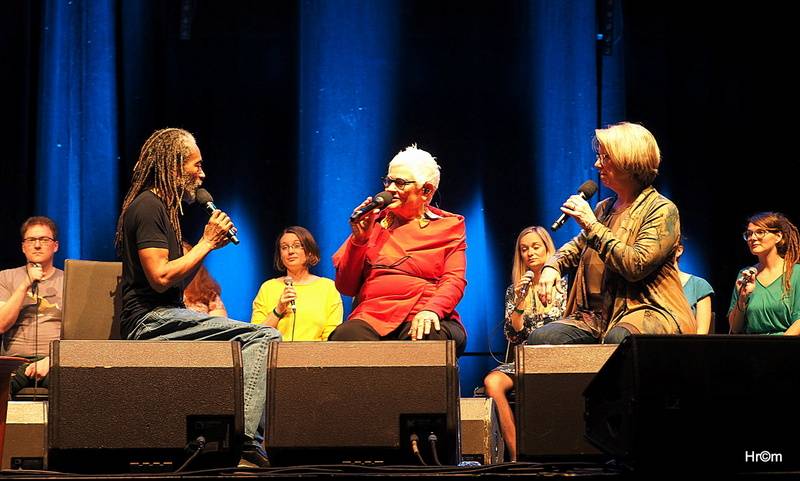 Bobby McFerrin si ve Foru Karlín vyslechl zasloužené ovace. 