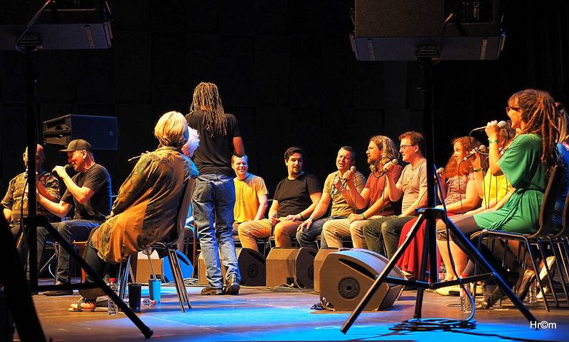 Bobby McFerrin si ve Foru Karlín vyslechl zasloužené ovace. 