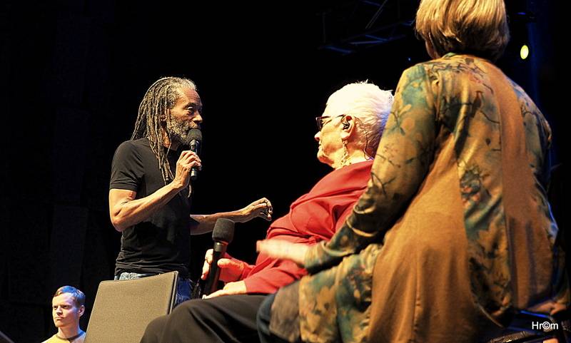 Bobby McFerrin si ve Foru Karlín vyslechl zasloužené ovace. 