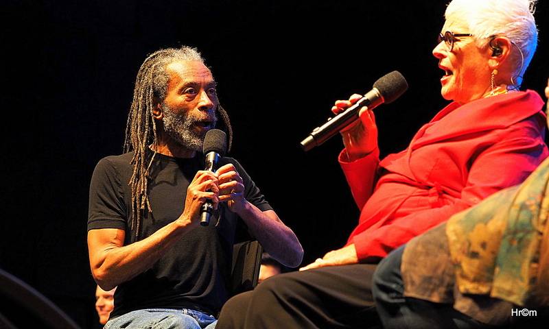 Bobby McFerrin si ve Foru Karlín vyslechl zasloužené ovace. 
