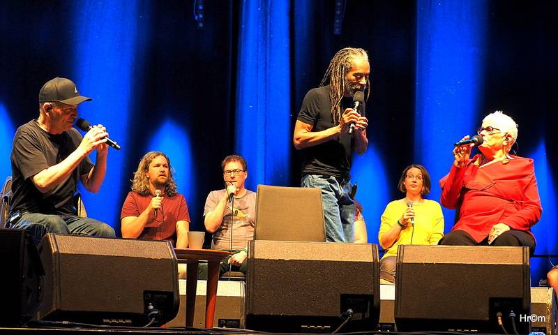 Bobby McFerrin si ve Foru Karlín vyslechl zasloužené ovace. 