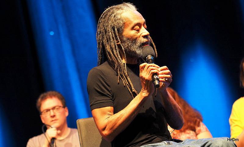 Bobby McFerrin si ve Foru Karlín vyslechl zasloužené ovace. 