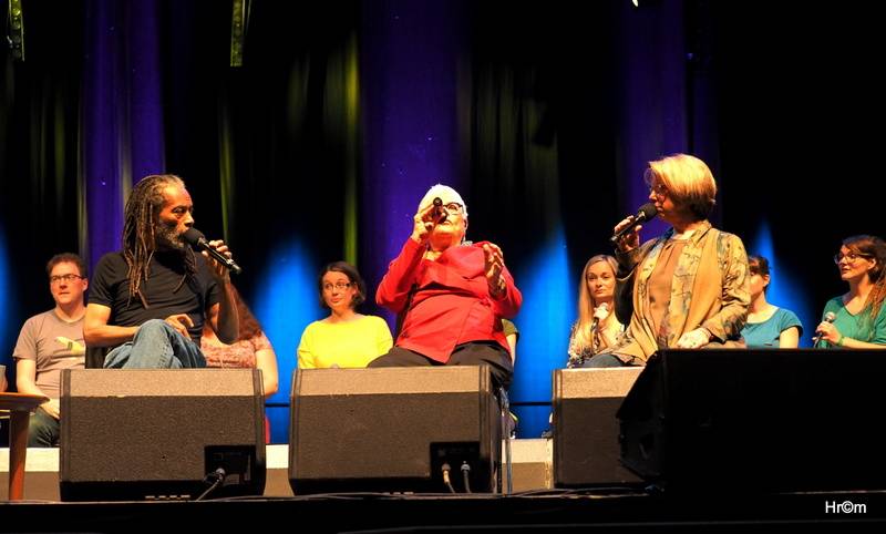 Bobby McFerrin si ve Foru Karlín vyslechl zasloužené ovace. 