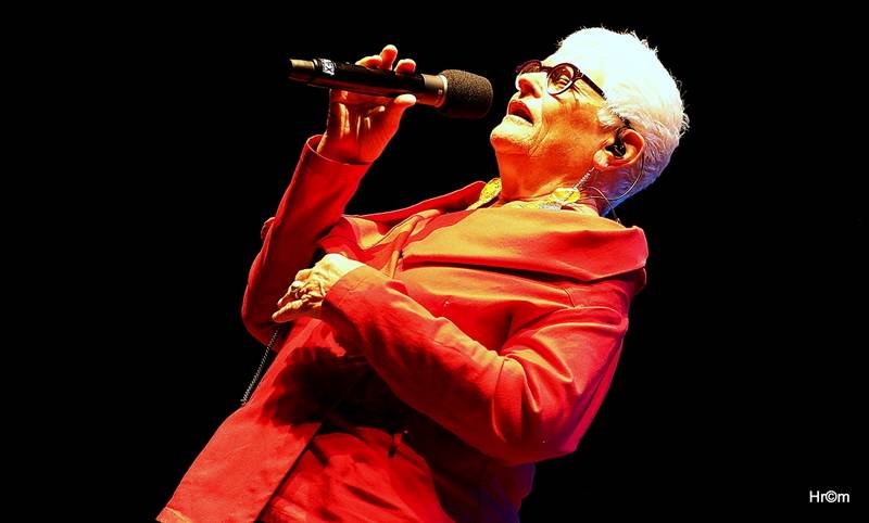 Bobby McFerrin si ve Foru Karlín vyslechl zasloužené ovace. 