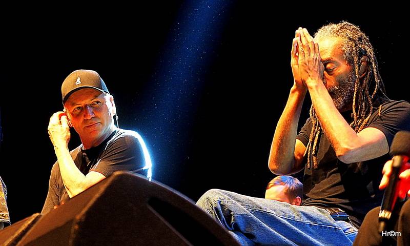 Bobby McFerrin si ve Foru Karlín vyslechl zasloužené ovace. 