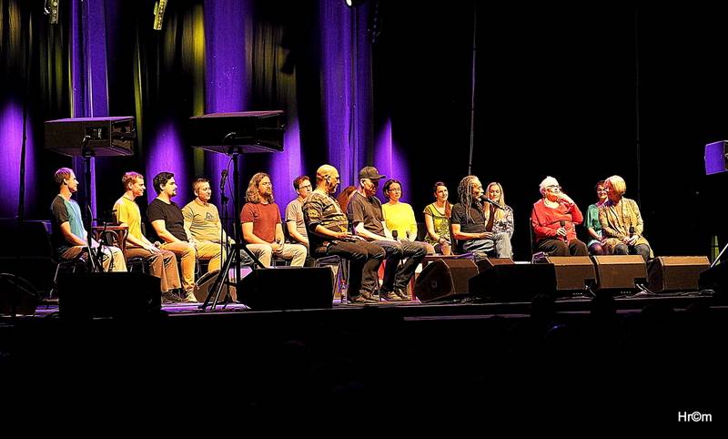 Bobby McFerrin si ve Foru Karlín vyslechl zasloužené ovace. 