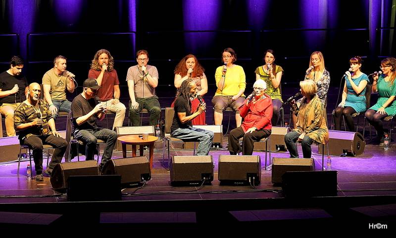 Bobby McFerrin si ve Foru Karlín vyslechl zasloužené ovace. 