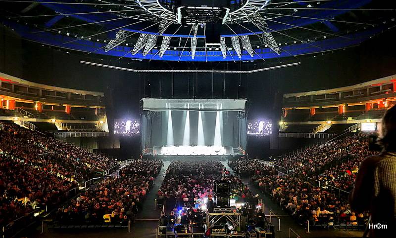 Audiovizuální show Vivaldianno znovu obsadila O2 arenu, k divákům promlouval Pierce Brosnan