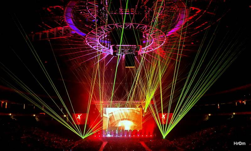 Audiovizuální show Vivaldianno znovu obsadila O2 arenu, k divákům promlouval Pierce Brosnan