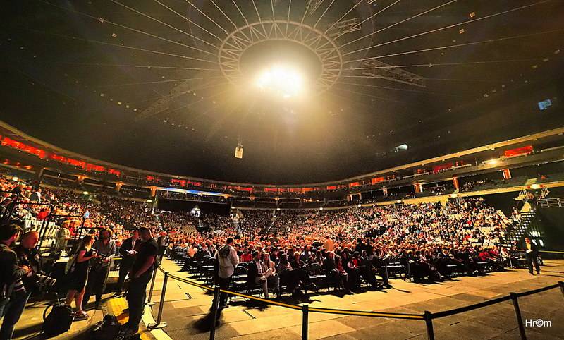 Audiovizuální show Vivaldianno znovu obsadila O2 arenu, k divákům promlouval Pierce Brosnan