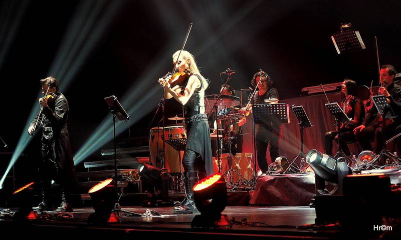 Audiovizuální show Vivaldianno znovu obsadila O2 arenu, k divákům promlouval Pierce Brosnan