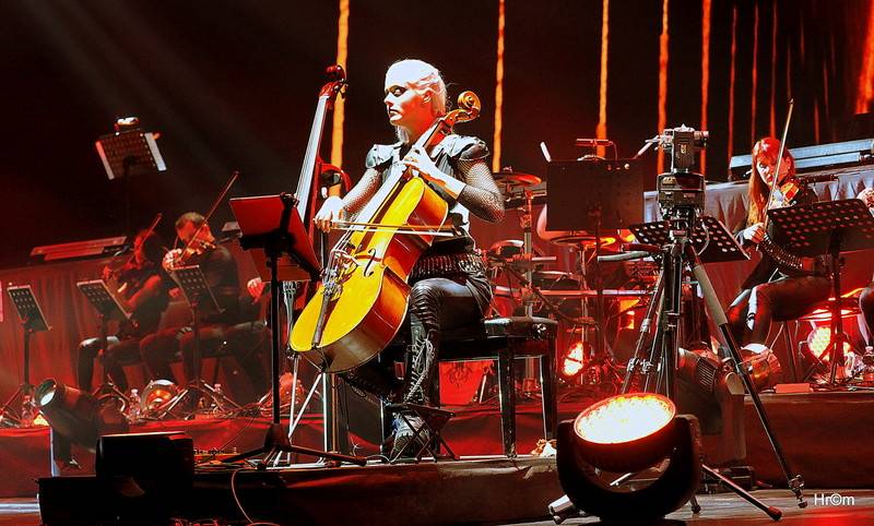 Audiovizuální show Vivaldianno znovu obsadila O2 arenu, k divákům promlouval Pierce Brosnan