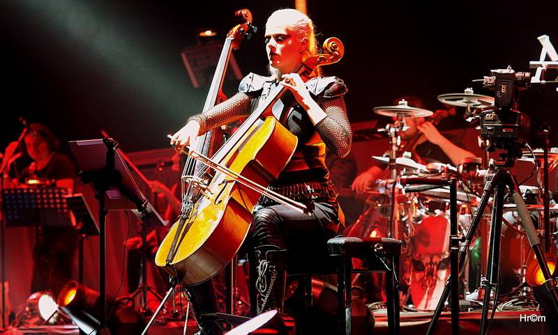 Audiovizuální show Vivaldianno znovu obsadila O2 arenu, k divákům promlouval Pierce Brosnan