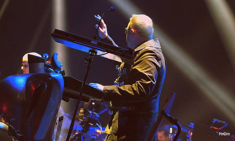 Audiovizuální show Vivaldianno znovu obsadila O2 arenu, k divákům promlouval Pierce Brosnan