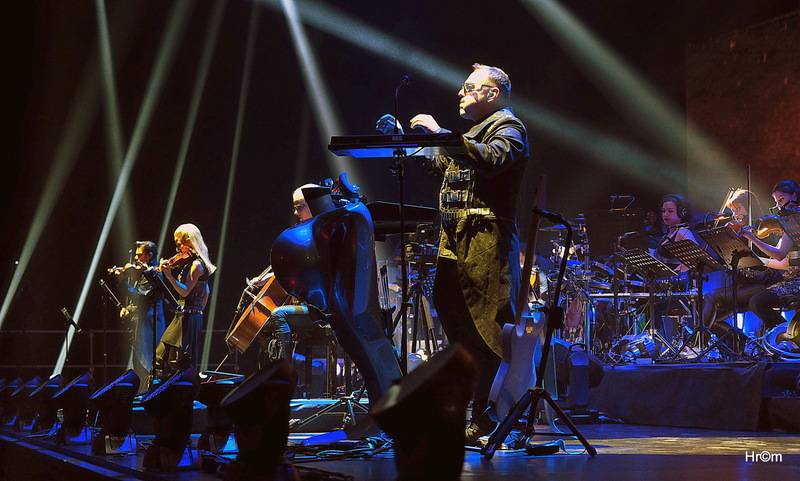 Audiovizuální show Vivaldianno znovu obsadila O2 arenu, k divákům promlouval Pierce Brosnan